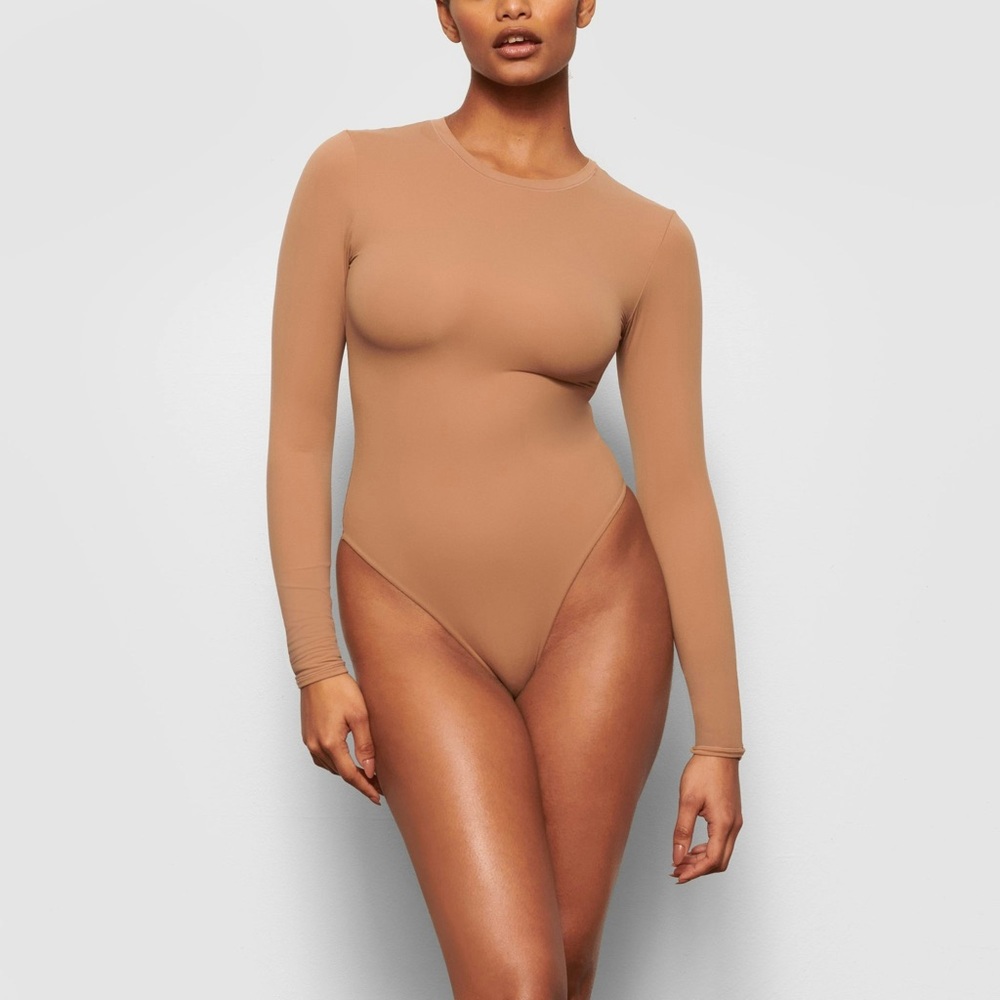 SKIMS FITS EVERYBODY LONG SLEEVE CREW NECK BODYSUIT